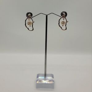 Gold colored earrings with pearl center